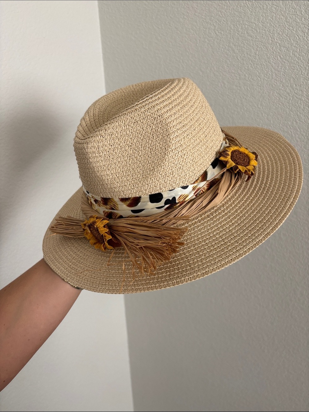 Hat with flower detail